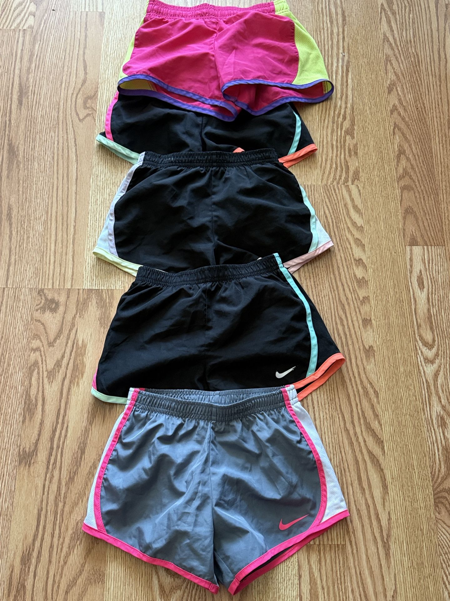 5 Shorts Size 5-6( 4 Nike )