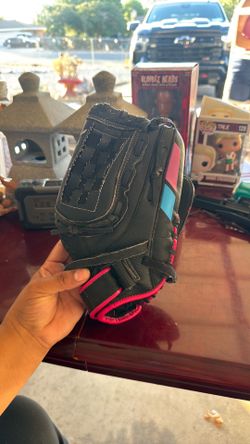 Softball glove