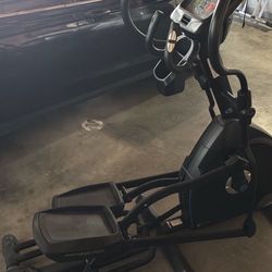 Elliptical 375 Firm Near AV College Nautilus E616 Elliptical very nice machine 