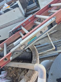 $120 28 ft fiberglass extension ladder with levelock