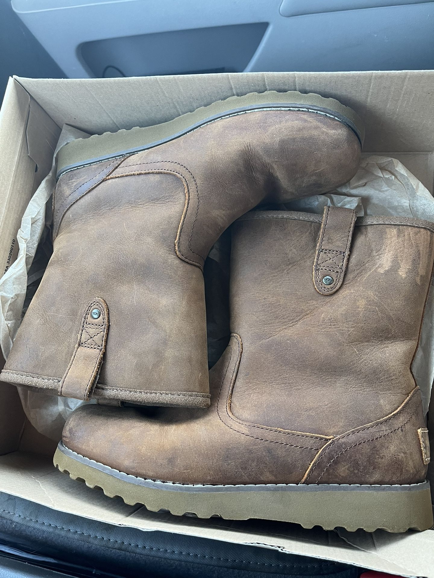 UGG Kids Redwood 1005134K Boot, Big Kid's Size 5, Chestnut Brown