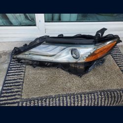 2018 -2022 TOYOTA CAMRY LEFT
HEADLIGHT DRIVER SIDE 3 STRIPES
GENUINE USED OEM. D4-2