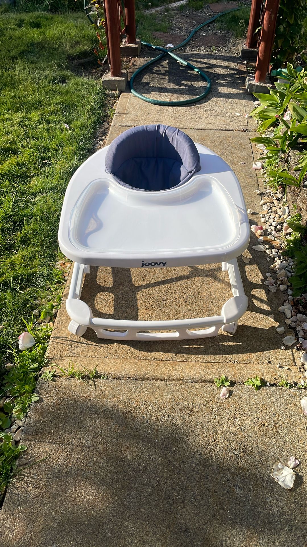 Joovy Spon. b Baby Walker
