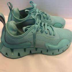 WOMENS SIZE 6 Reebok(NEW)