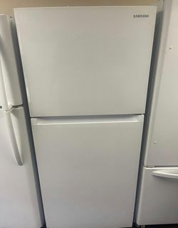 Samsung Top Mount Refrigerator in White - Good Condition with Auto Ice Maker