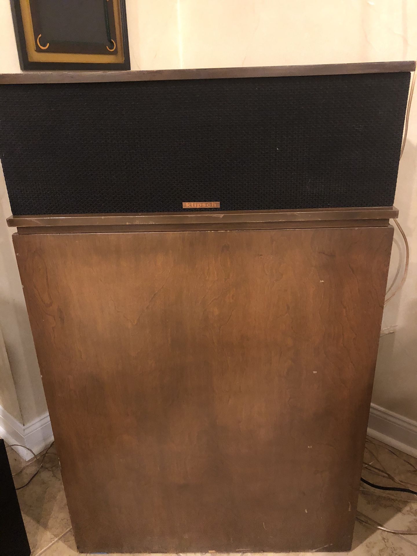 Klipschorn vintage speakers. Very good condition, incredible sound. Consecutive serial numbers. Can be powered by a low wattage amplifier.