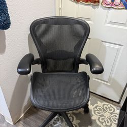 Herman Miller Aeron office chair  (  SIZE B ) FULLY LOADED  ( READ DESCRIPTION  )