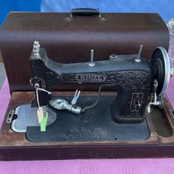 Antique Sewing machine from the early 1900’s 