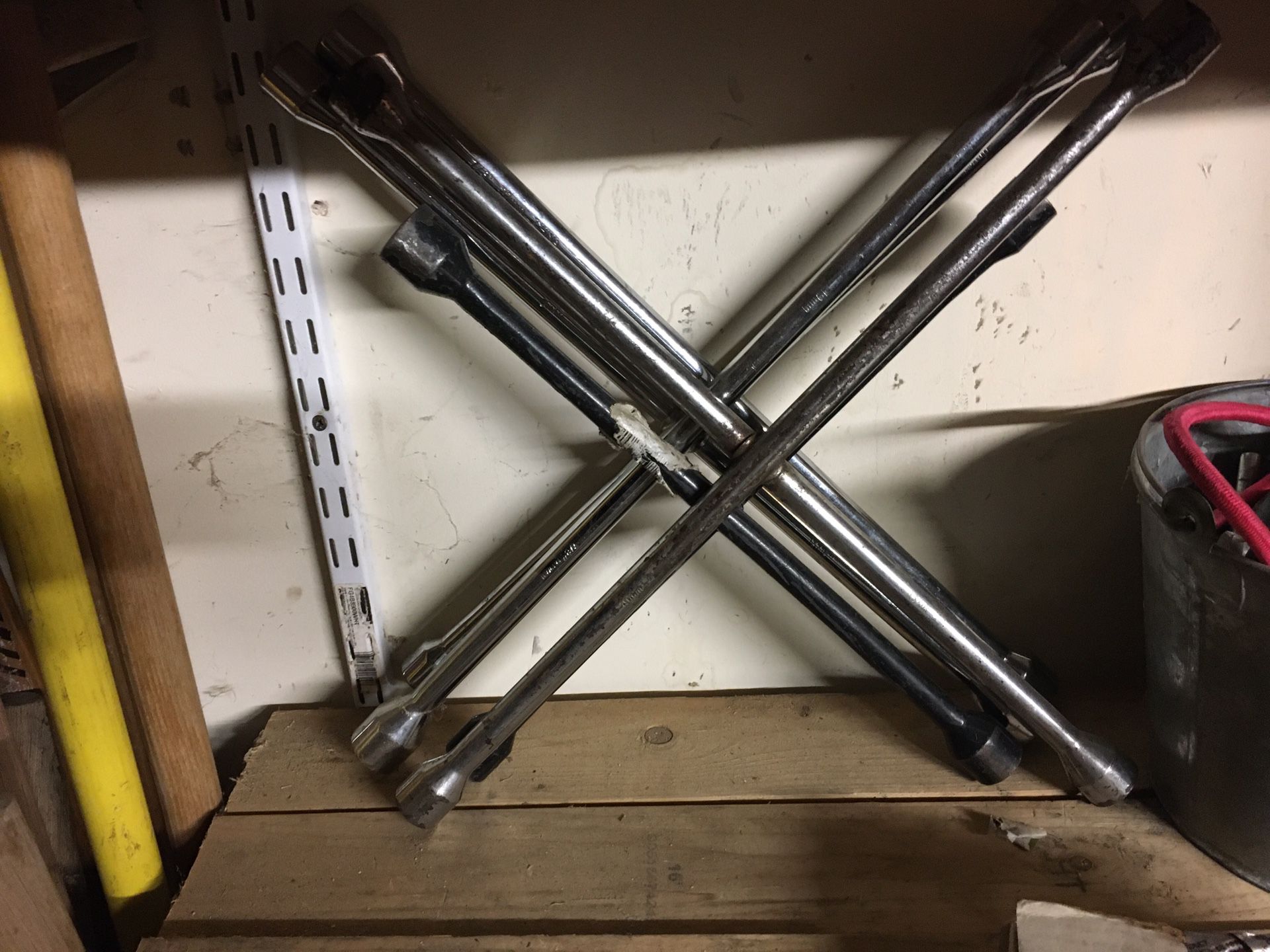 Lug wrench cross bar wrench