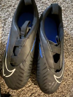 Boys Nike Phantom Cleats size 5