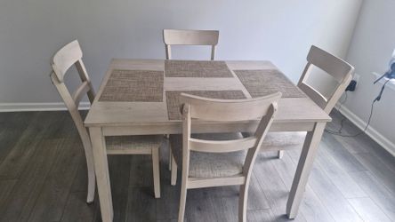 5-Piece Dining Room Set (Table & 4 Chairs) – 1 Year Old / Excellent Condition