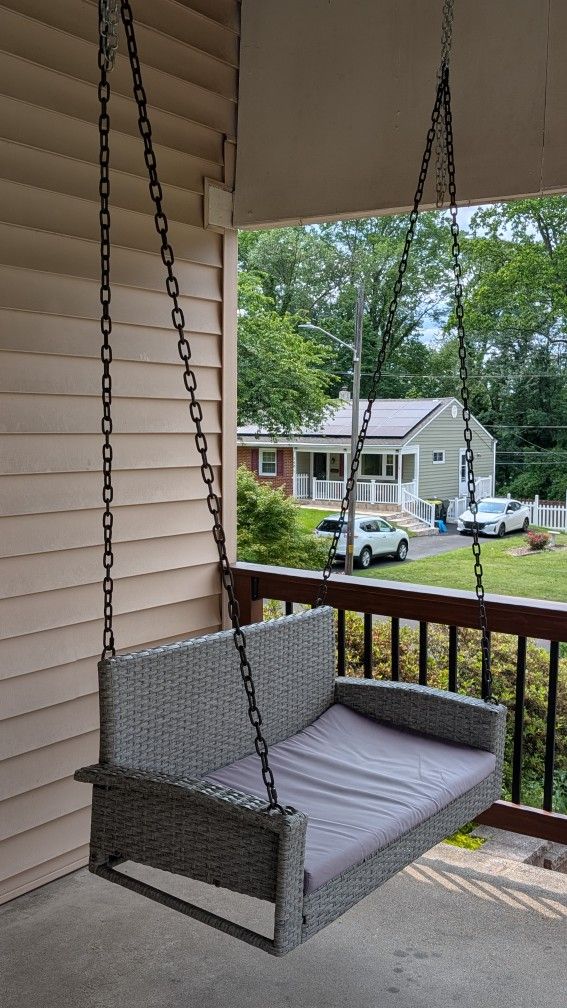 Hanging Swing/Bench 2 -person Gray Outdoor Swing With Seat Cushion
