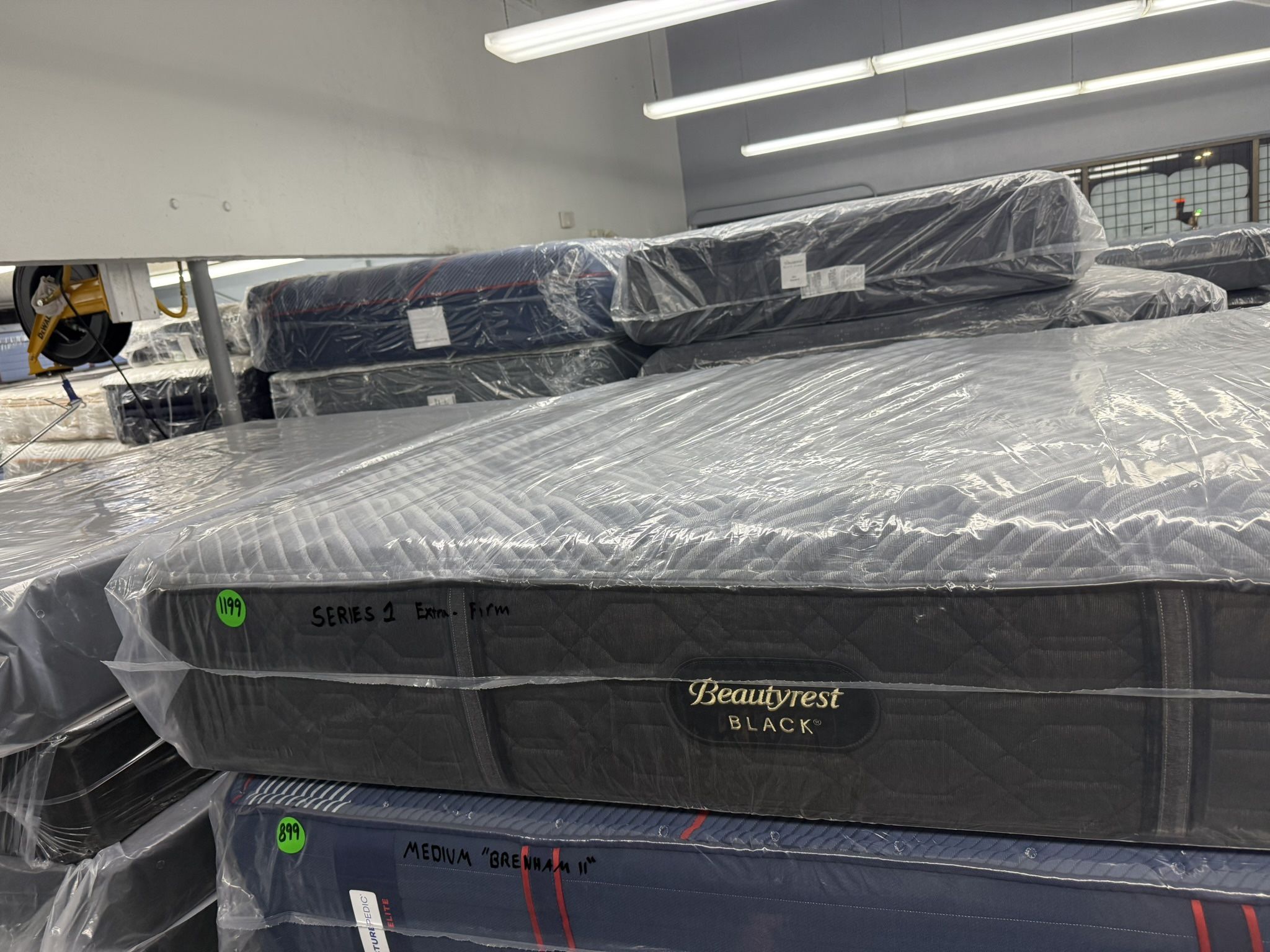 KING SIZE SIMMONS BEAUTYREST BLACK SERIES 1 (EXTRA-FIRM) MATTRESS & BOX SPRINGS BED SET