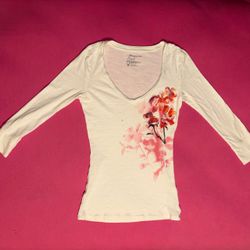 American Eagle V-neck Tee Floral Graphic + Lace