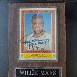 Signed Willie Mays Topps Baseball Card