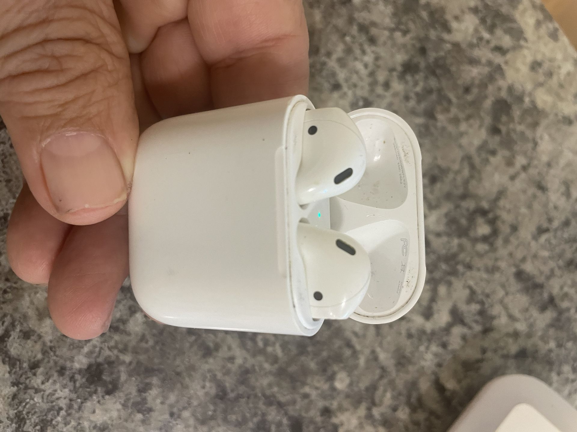 Apple AirPods Genuine $20.00. Hablo Español