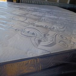 Brand new King size pillowtop mattress included box spring free delivery depends on location