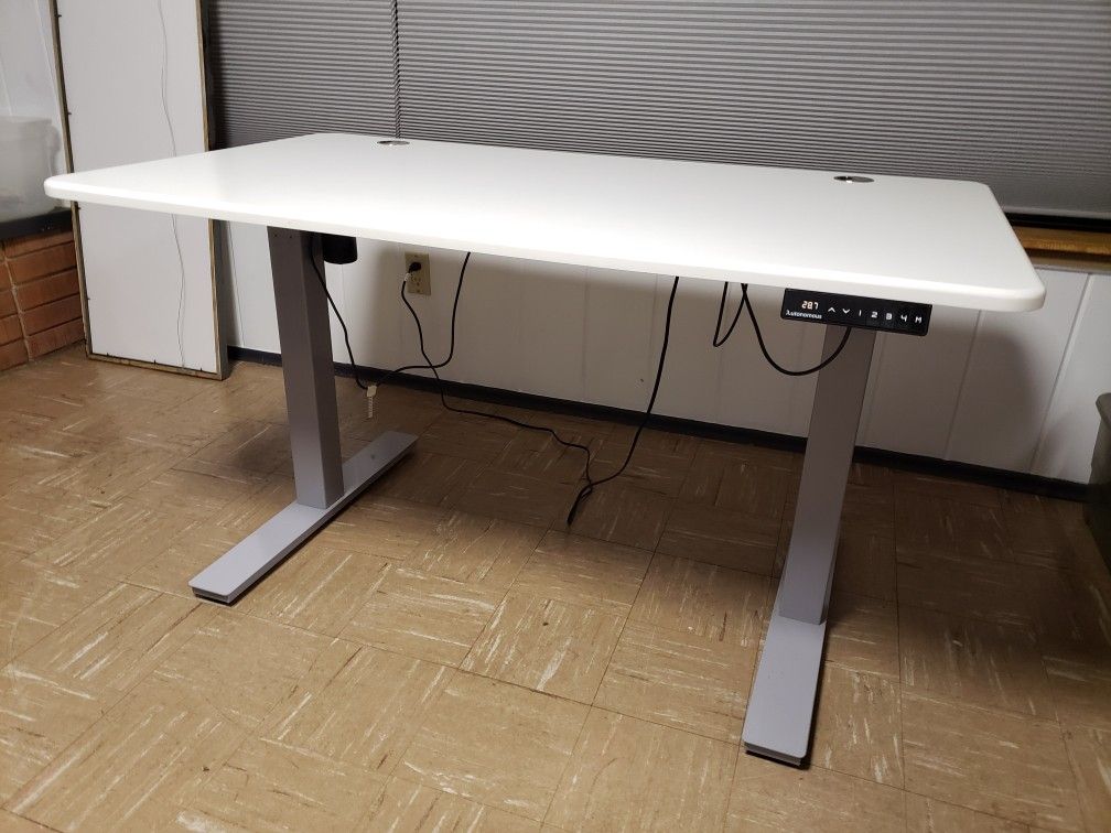 Autonomous desk