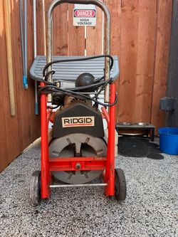 Máquina para destapar drenajes.