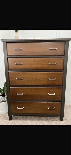 Modern 5-Drawer Dresser – Excellent Condition – Dark Wood Finish