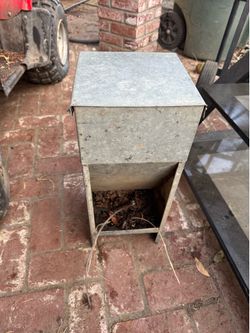 Dog feeder