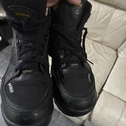 Size 10  Men Boots Solo