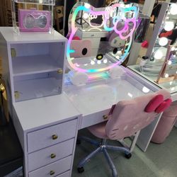 👻 Hello Kitty Vanity Set, Brand New.