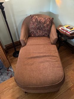 Chaise lounge cushion seat. Very good condition