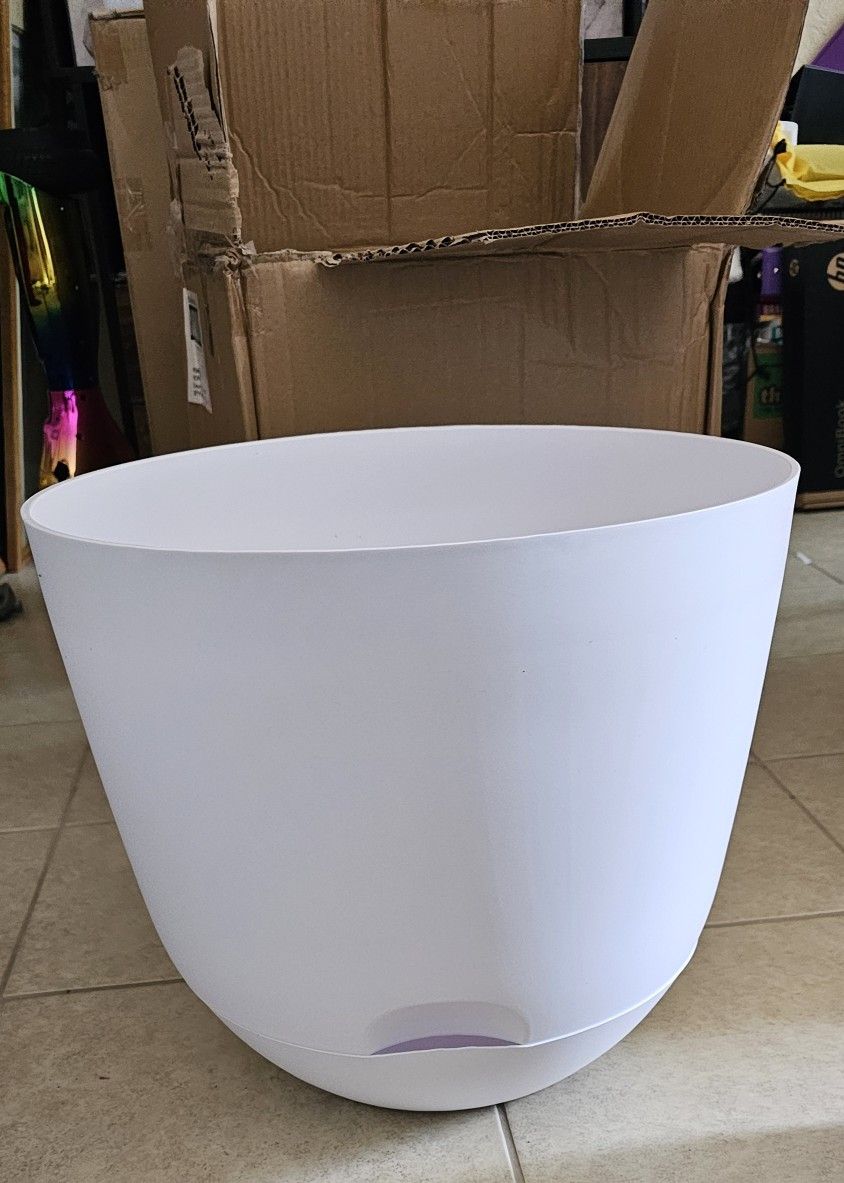 Self Waltering 16x16 Planter