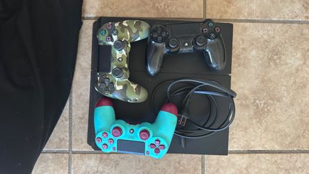 PlayStation 4 + 3 controllers