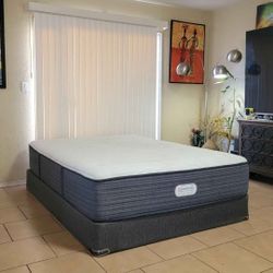 VERY NICE LIKE NEW QUEEN SIZE BEAUTY REST PLATINUM MATTRESS AND BOXSPRING FOR SALE! IN EXCELLENT CONDITION,  FREE DELIVERY 