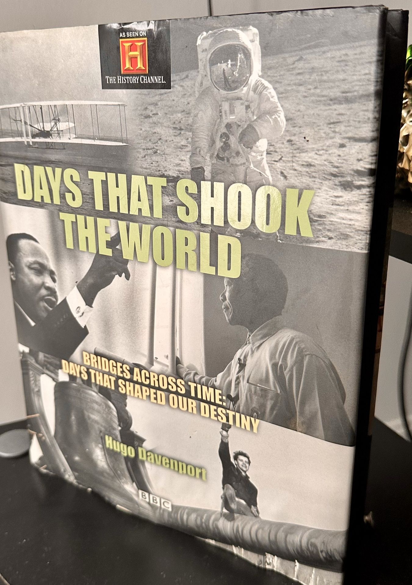 Days That Shook the World Hardcover by Hugo Davenport (BBC/History Channel)
