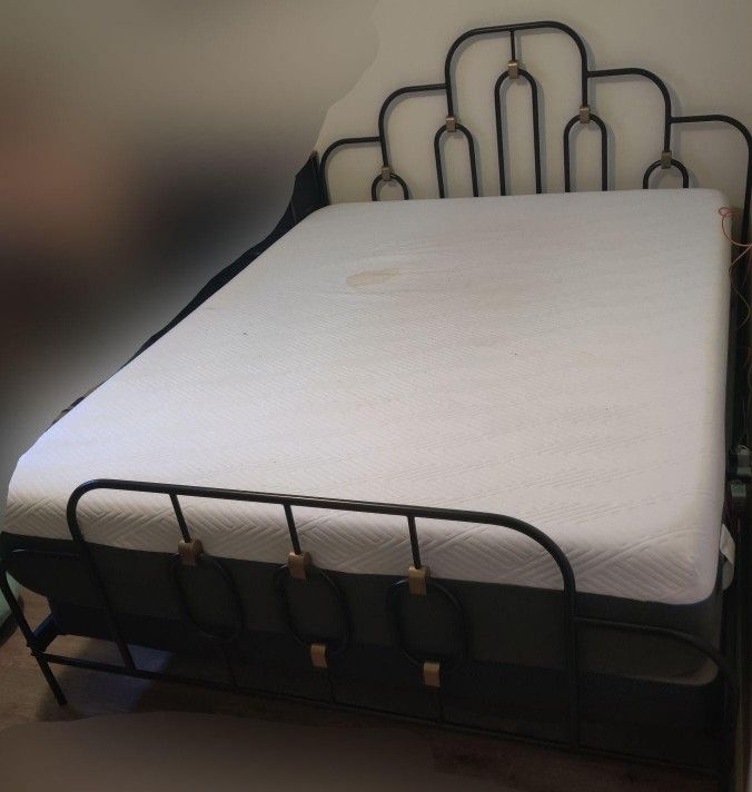 Queen bed frame/mattress/box spring