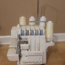 Singer Overlock Machine 