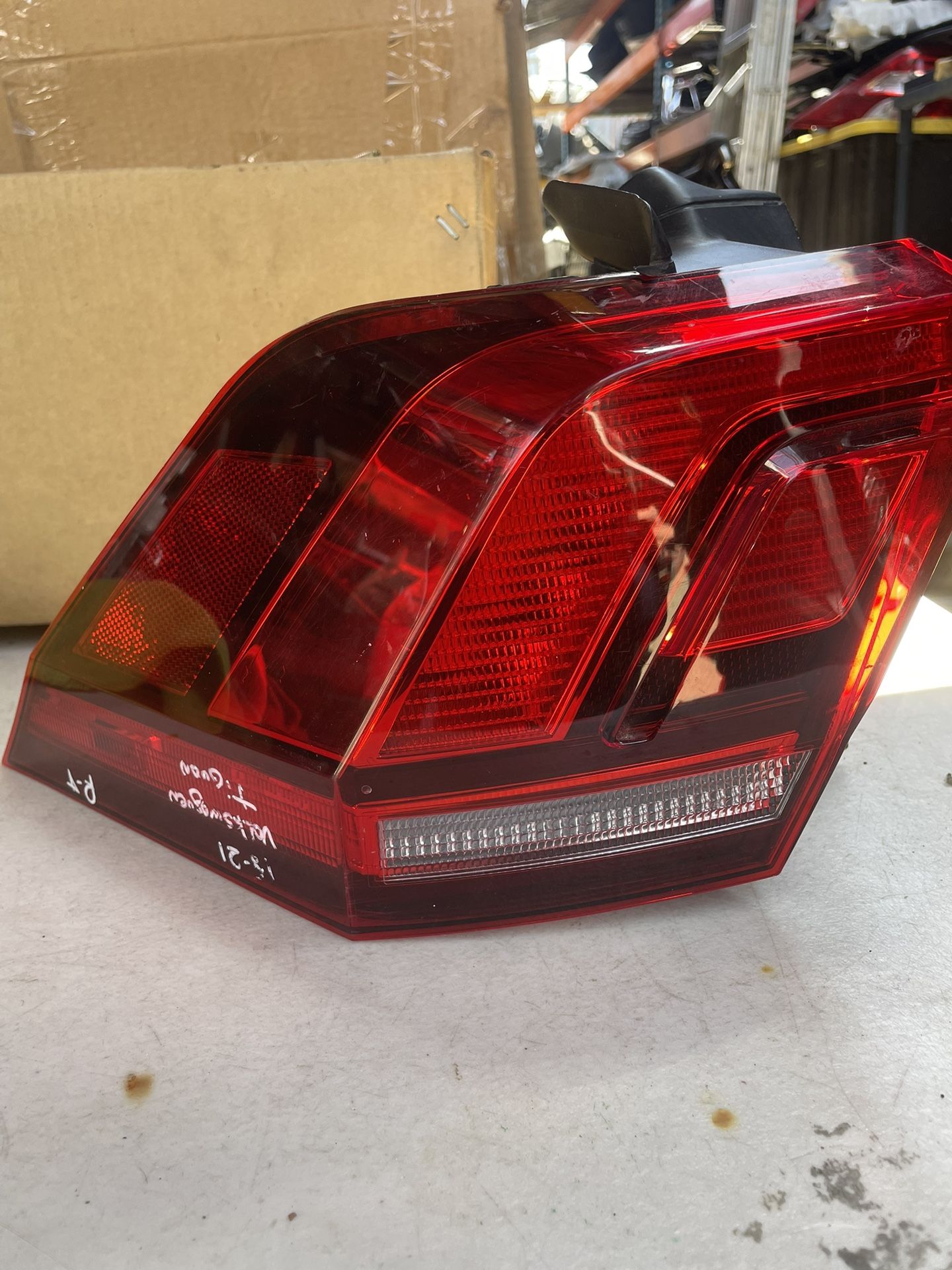 2018-2021 Volkswagen Tiguan Right Tail Light