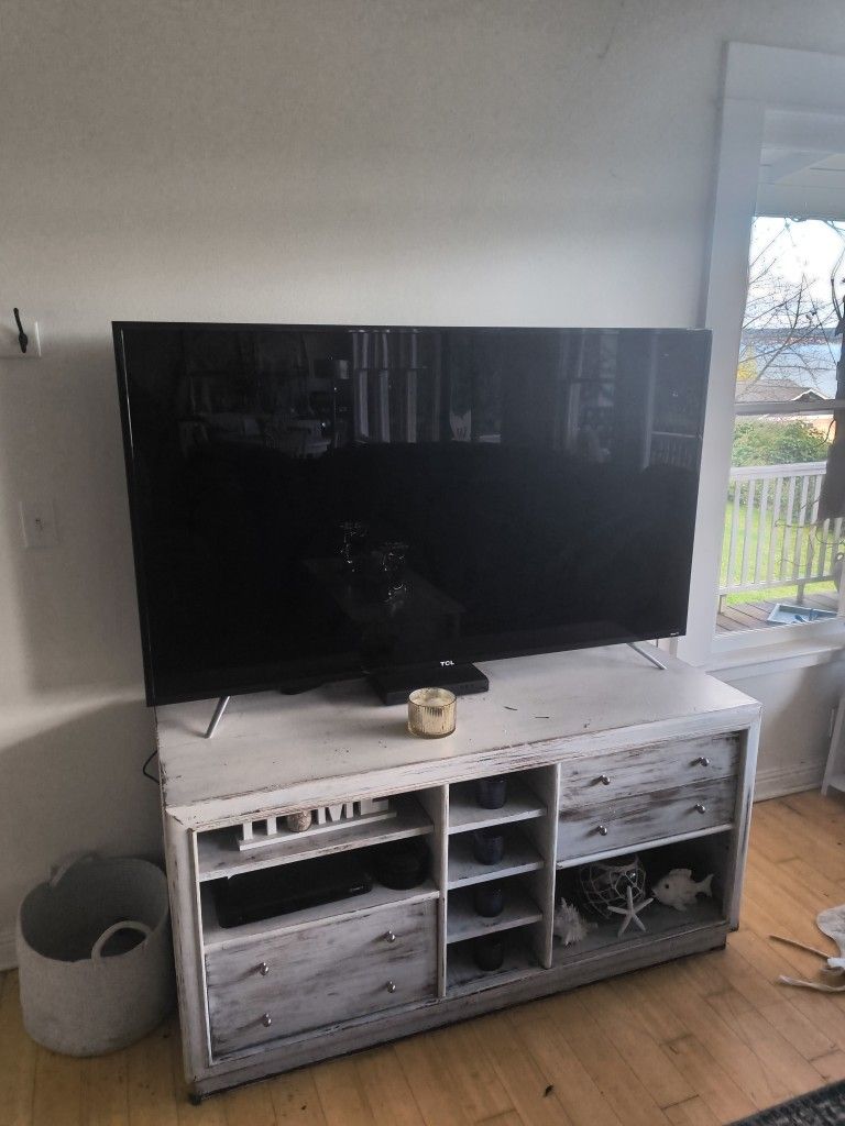 Big Screen TV TCL Roku