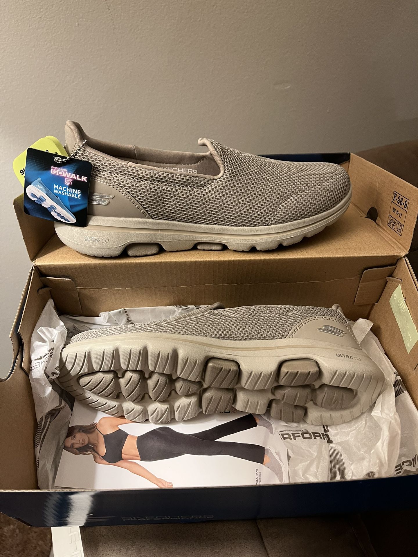 WOMEN 6 SKECHERS