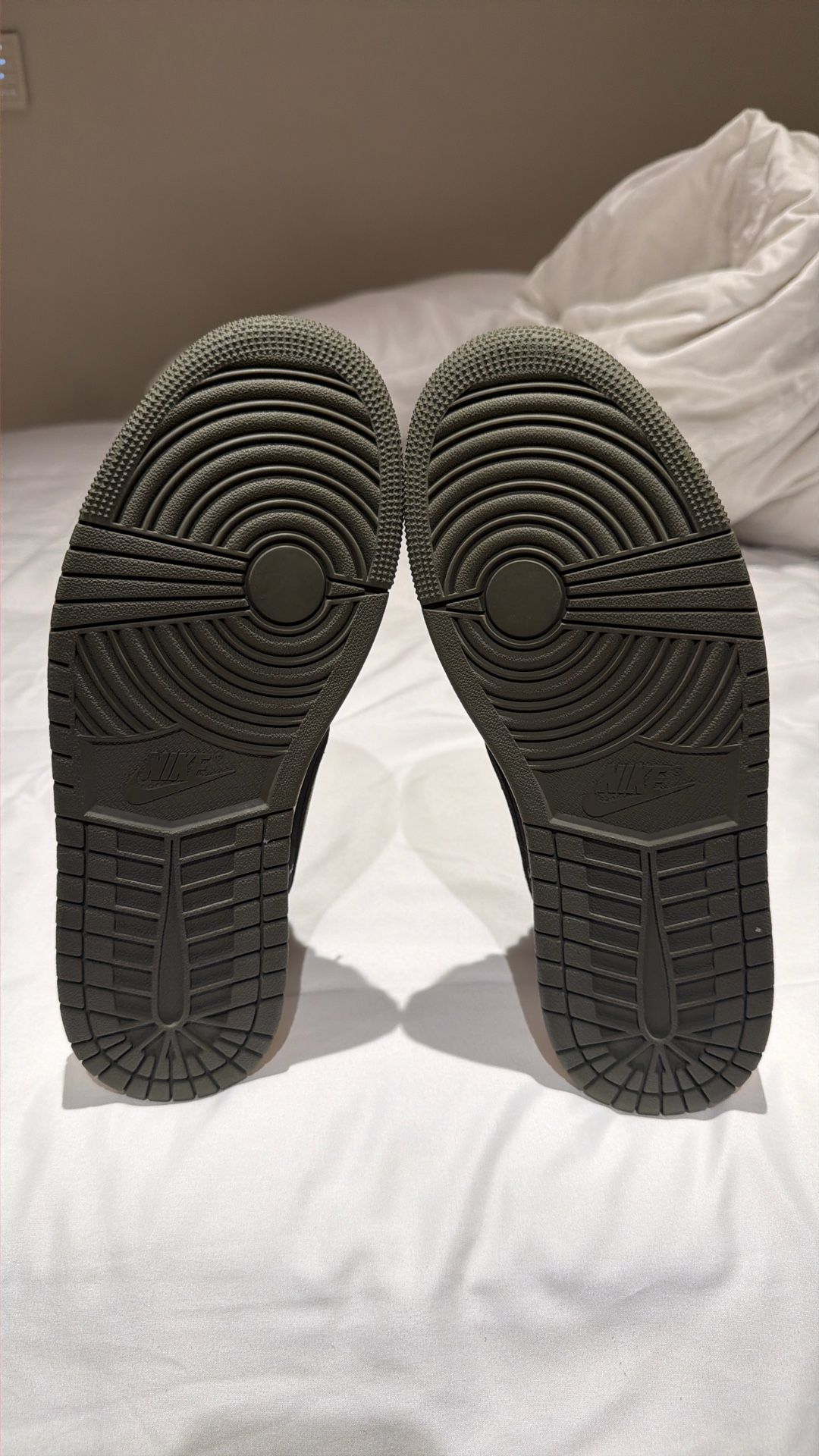 Jordan 1 Retro Low Travis Scott Olives SIGNED BY TRAVIS SCOTT  main image 2