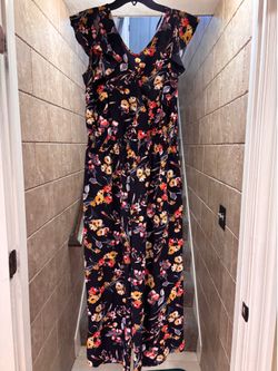 Women’s Darling Floral Romper Size Medium  Located in Murray cash/Venmo. Venmo to hold