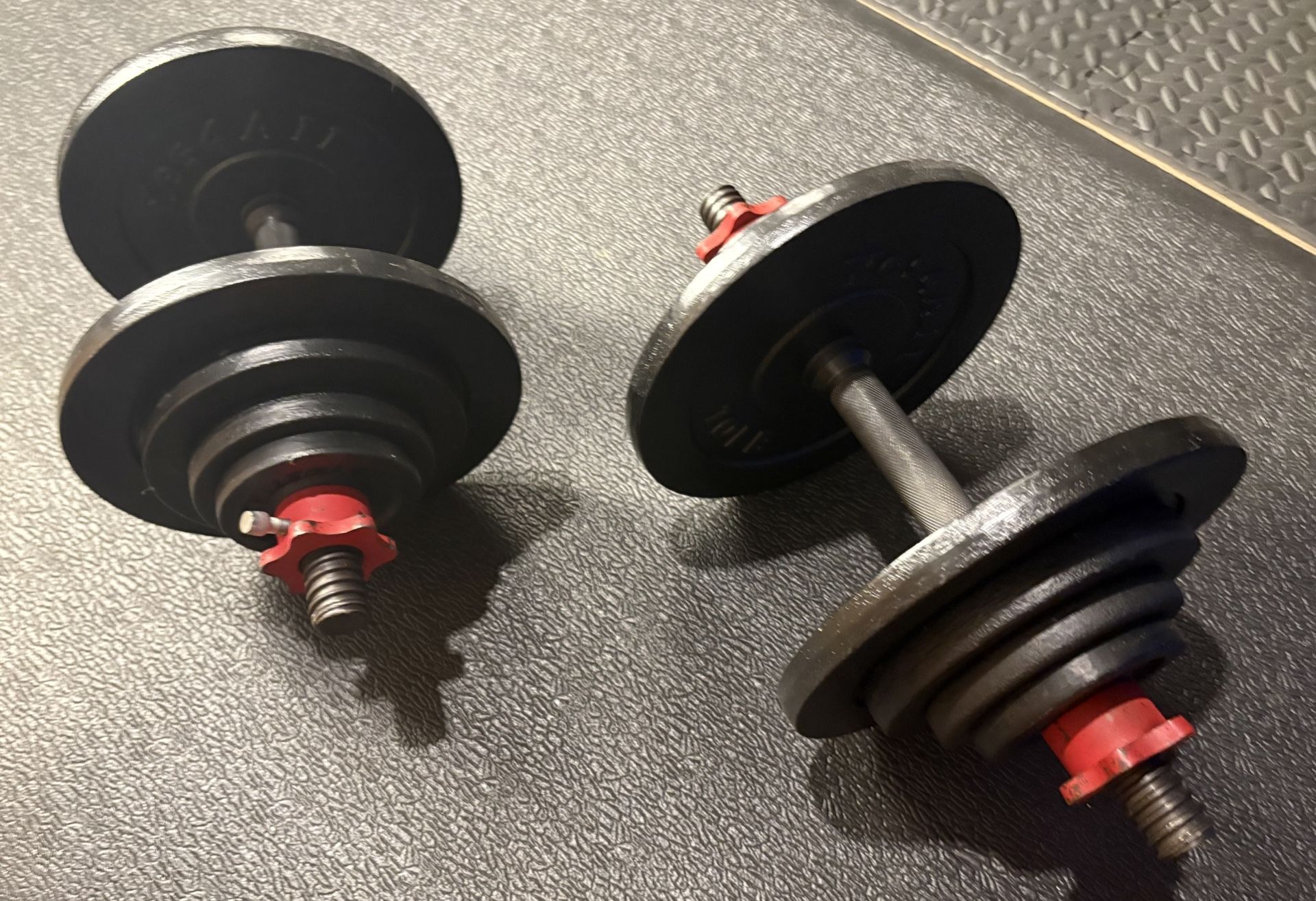 Dumbbells Standard. BEAUTIFUL, with Red Dumbbell Bars with 100# loading capacity. Brute: 88 #