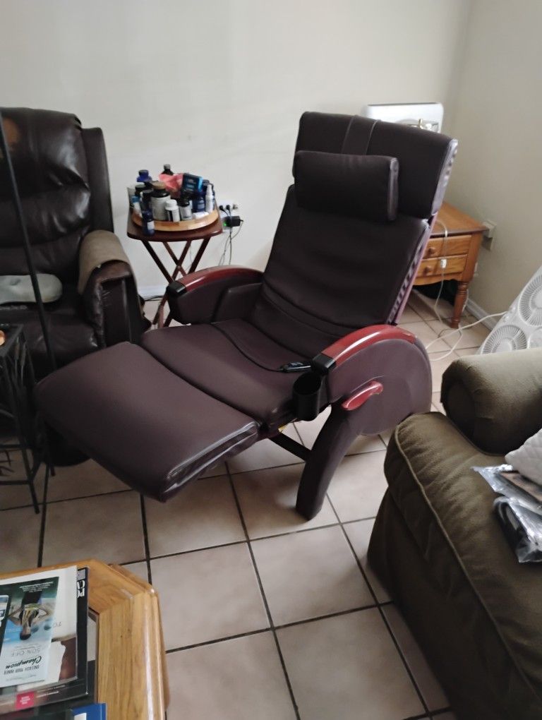 DESTRESS RELA ZEN MASSAGE CHAIR
