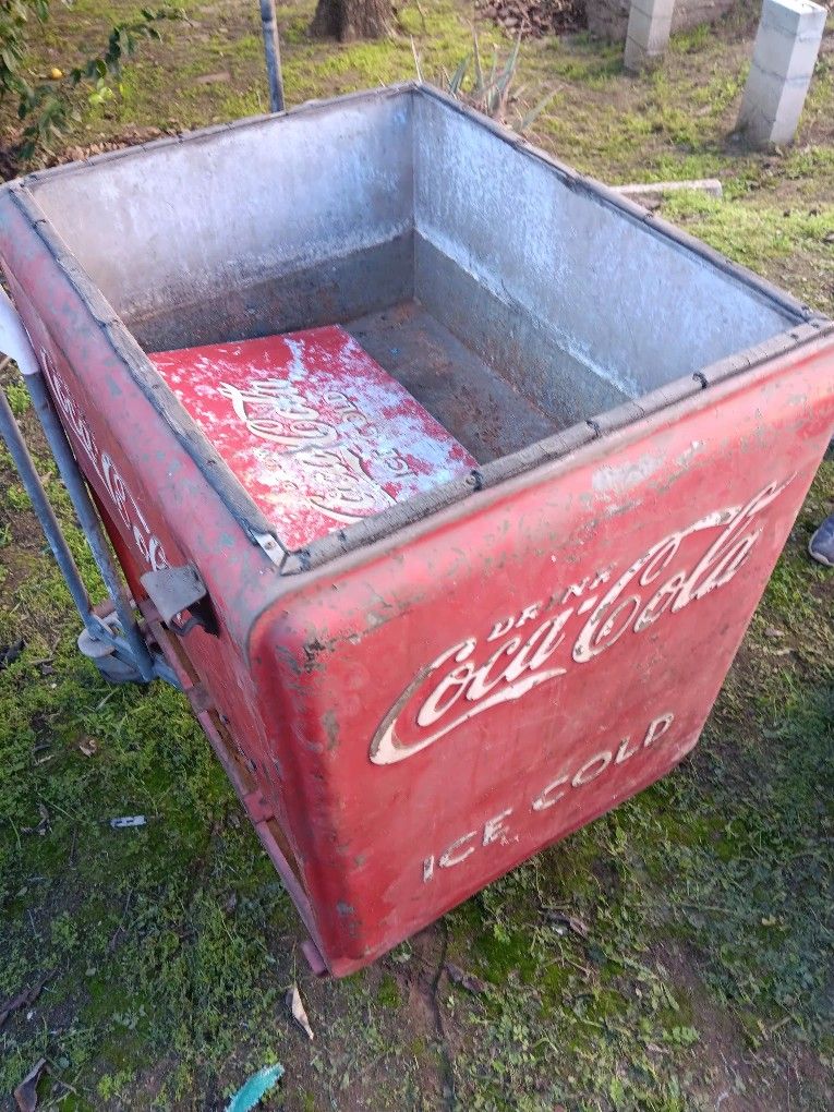 Old COCA COLA ICE BOX. 