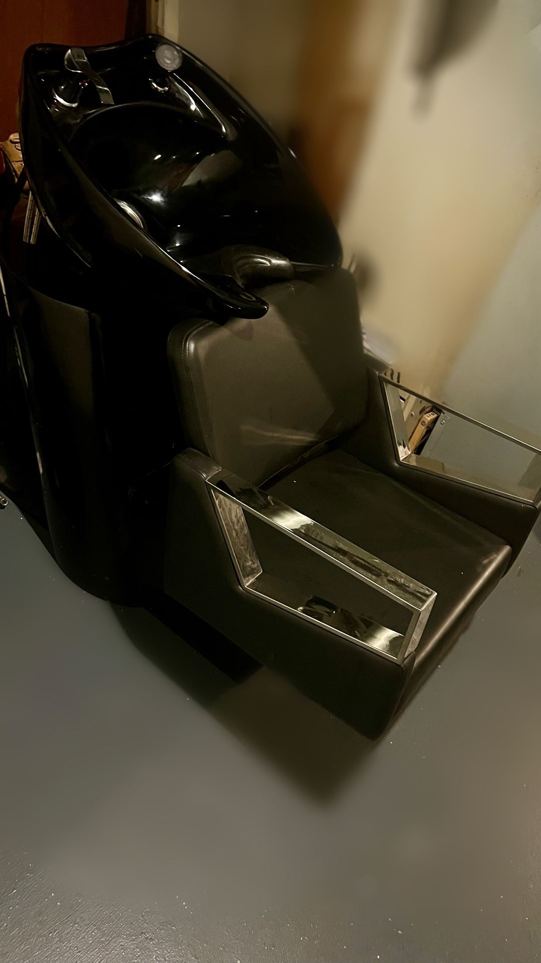 Vantage Shampoo System with Black Bowl