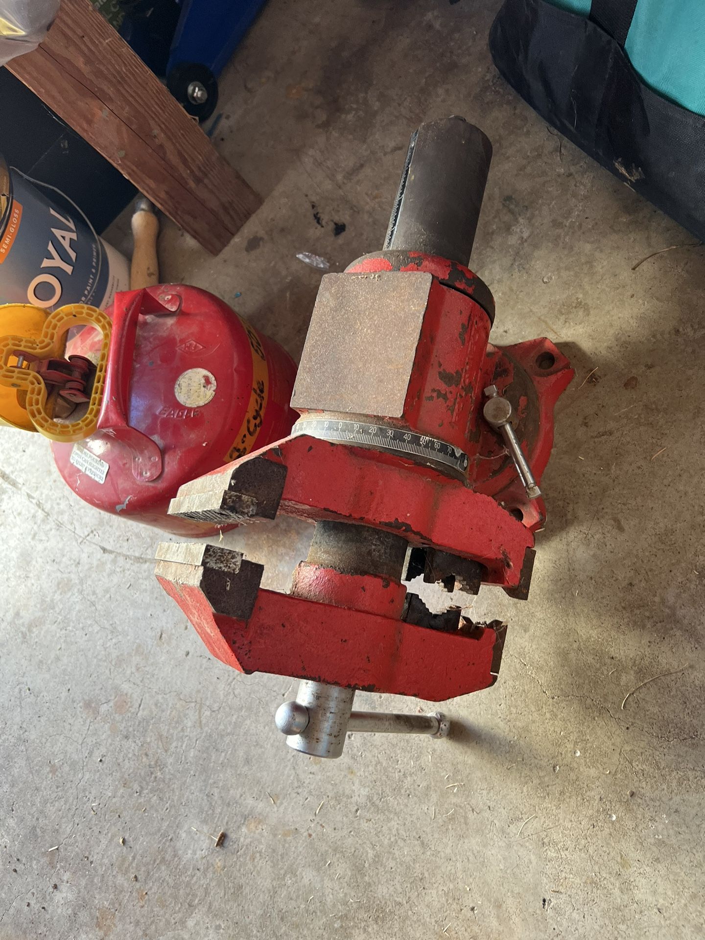 Roughneck 5” Swivel Base, Angular, Removable Jaws