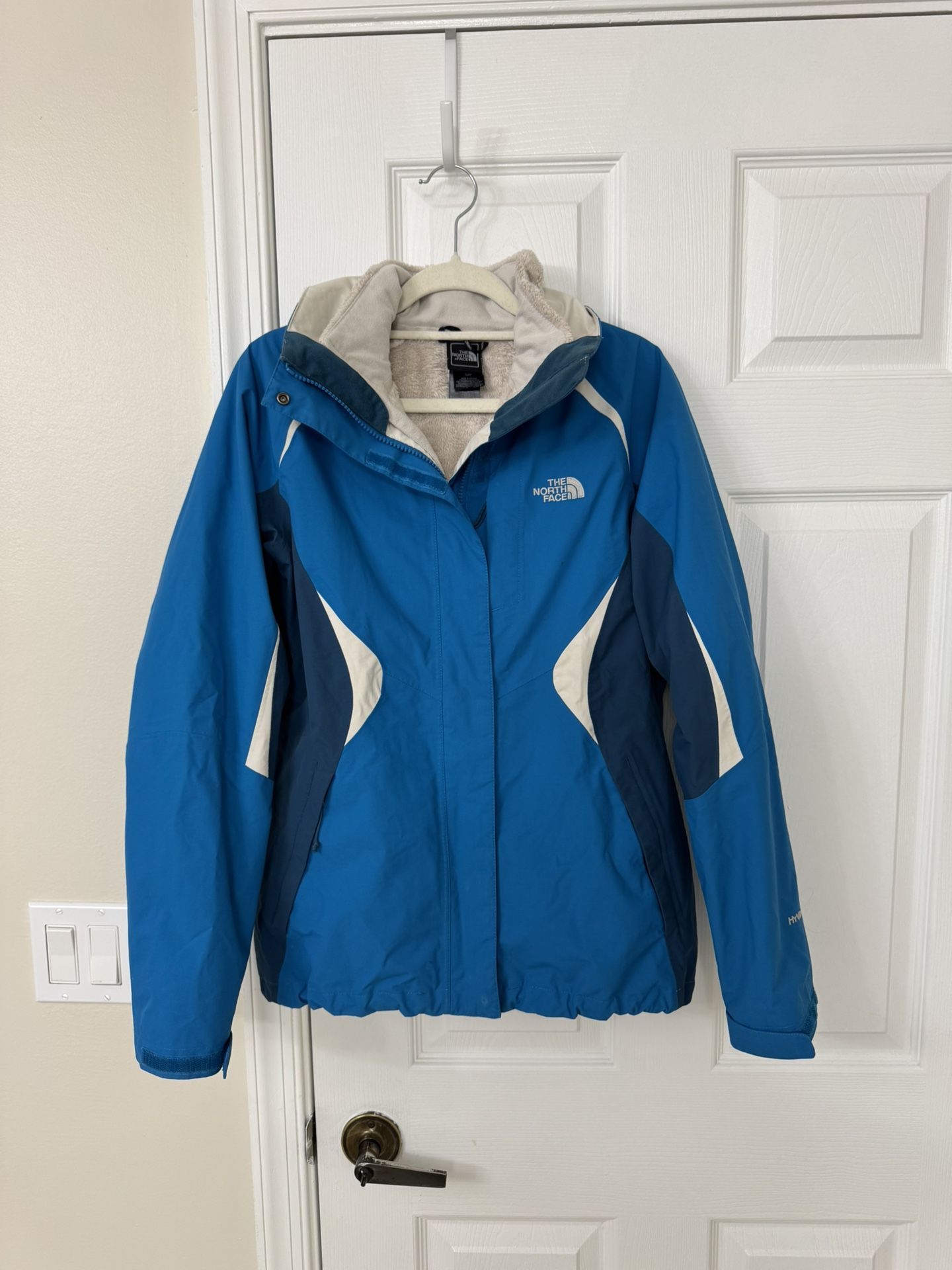 Ladies size small the north face winter ski/snowboard jacket excellent condition located in Weston