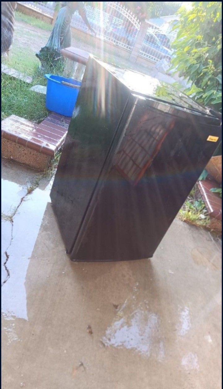 Mini Refrigerator ( Magic chef) great Condition 