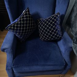 Beautiful Chair With 2 Pillows