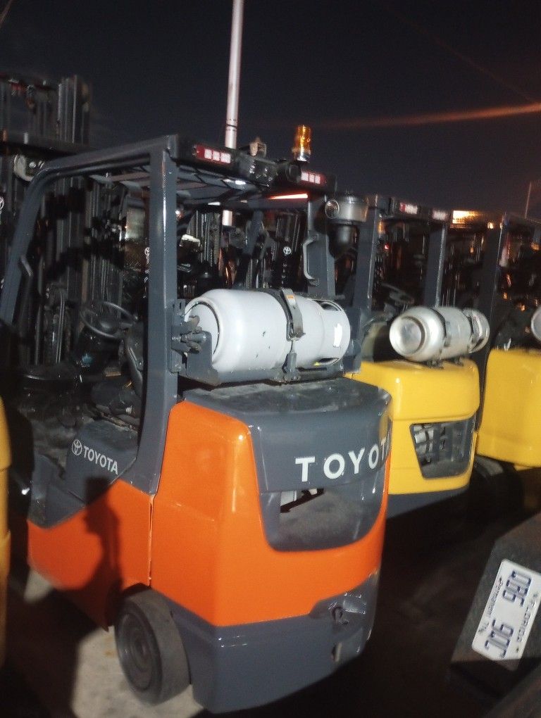 FORKLIFT TOYOTA Serie 8 5000# Triple