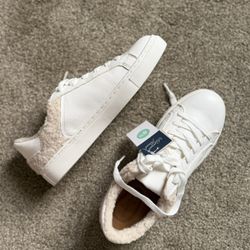 Gym shoes size 81/2 new with tag 