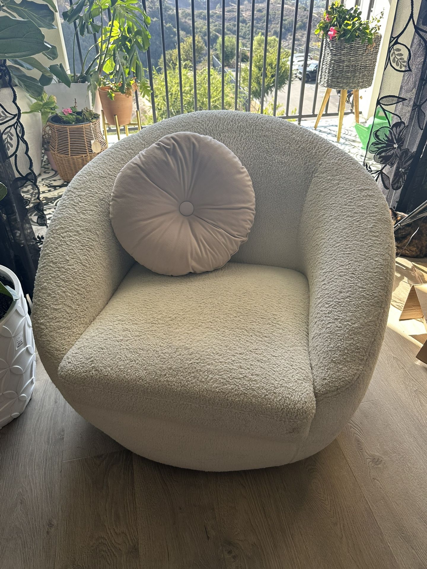 Boucle’ Club swivel chair Off White